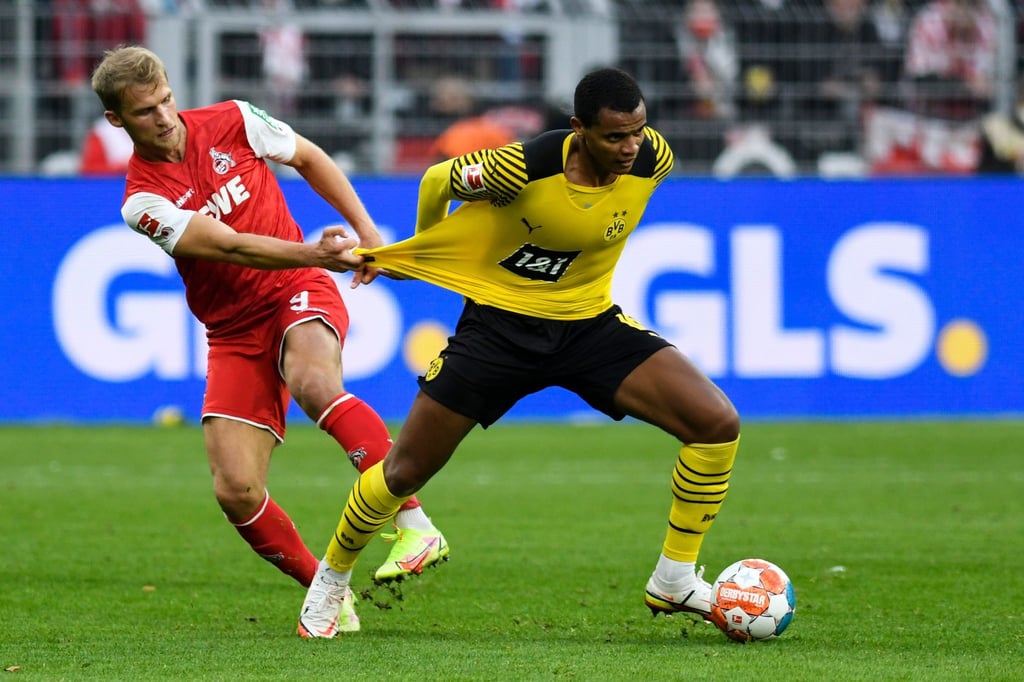 BVB-Abwehrspieler Manuel Akanji (r) fällt vorerst aus.