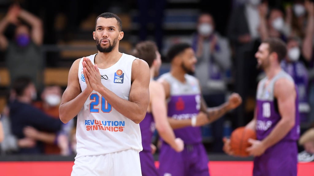 MBC-Topscorer Jamel Morris ist enttäuscht, im Hintergrund feiern Göttingens Spieler den knappen Sieg.