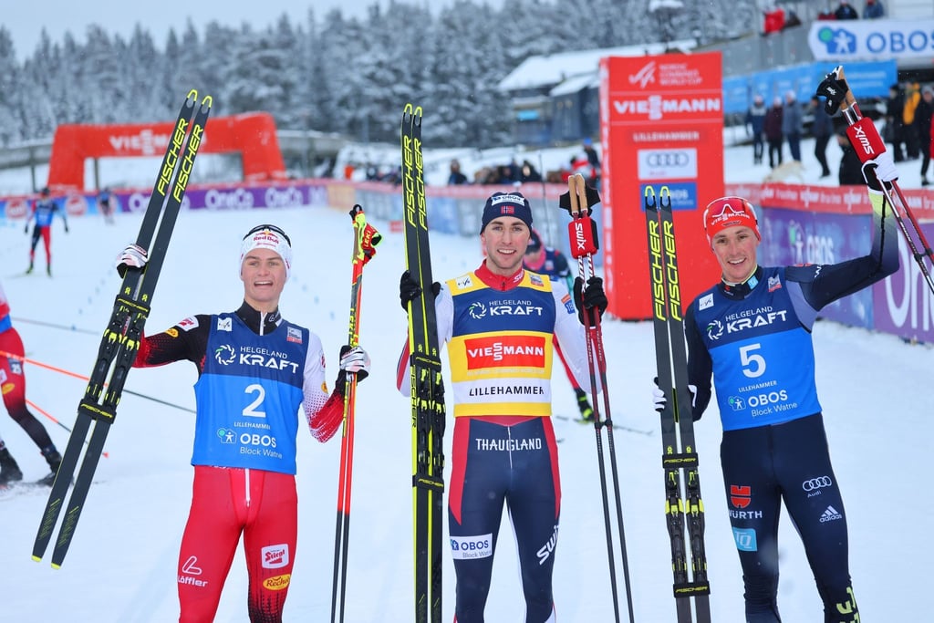 Der Zweite Johannes Lamparter (l-r) , Sieger Jarl Magnus Riber und Eric Frenzel feiern ihre Platzierungen.