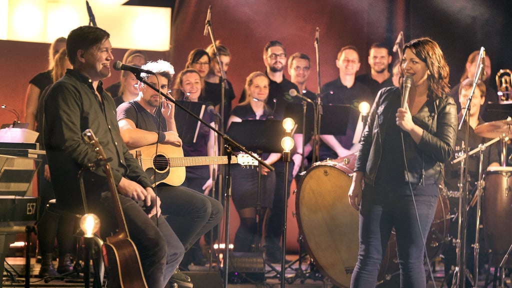 Die Freude steht ihnen ins Gesicht geschrieben: Bereits Ende 2019 zeichneten Christopher „Conny“ Konrad (links) und Antje Reich (rechts) zusammen mit ihrer Band „Noch ist Zeit“ im Staßfurter Theater ein Unplugged-Konzert auf. Jetzt wird es veröffentlich. 