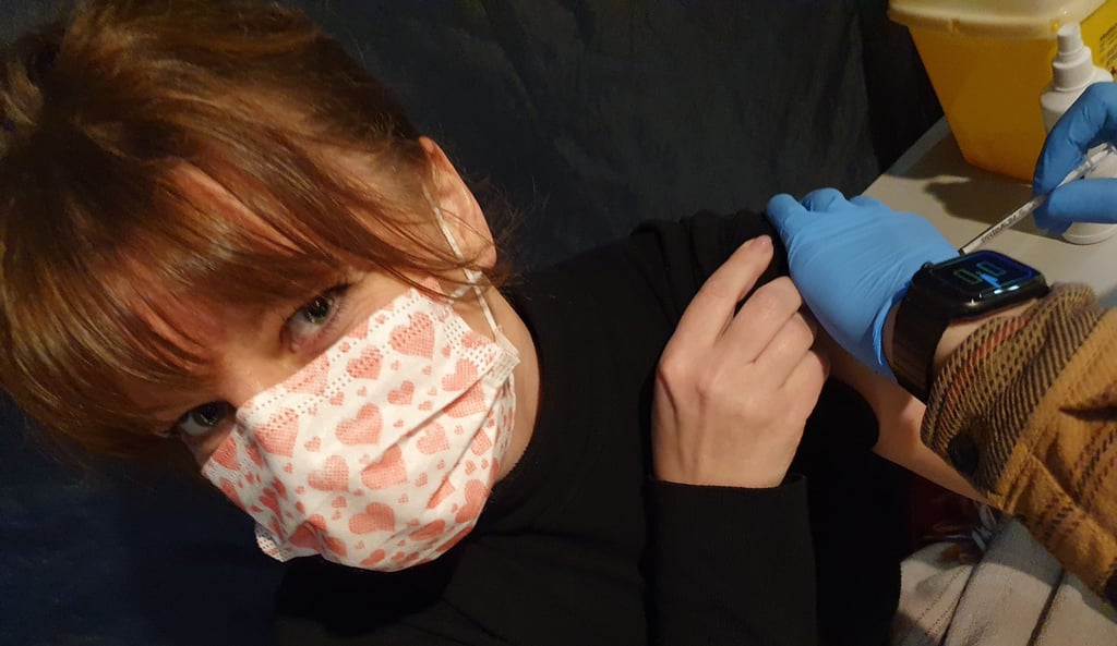 Tut nicht weh, ist mir aber trotzdem unangenehm: Volksstimme-Reporterin Anja Guse bekommt ihre Corona-Booster-Impfung.