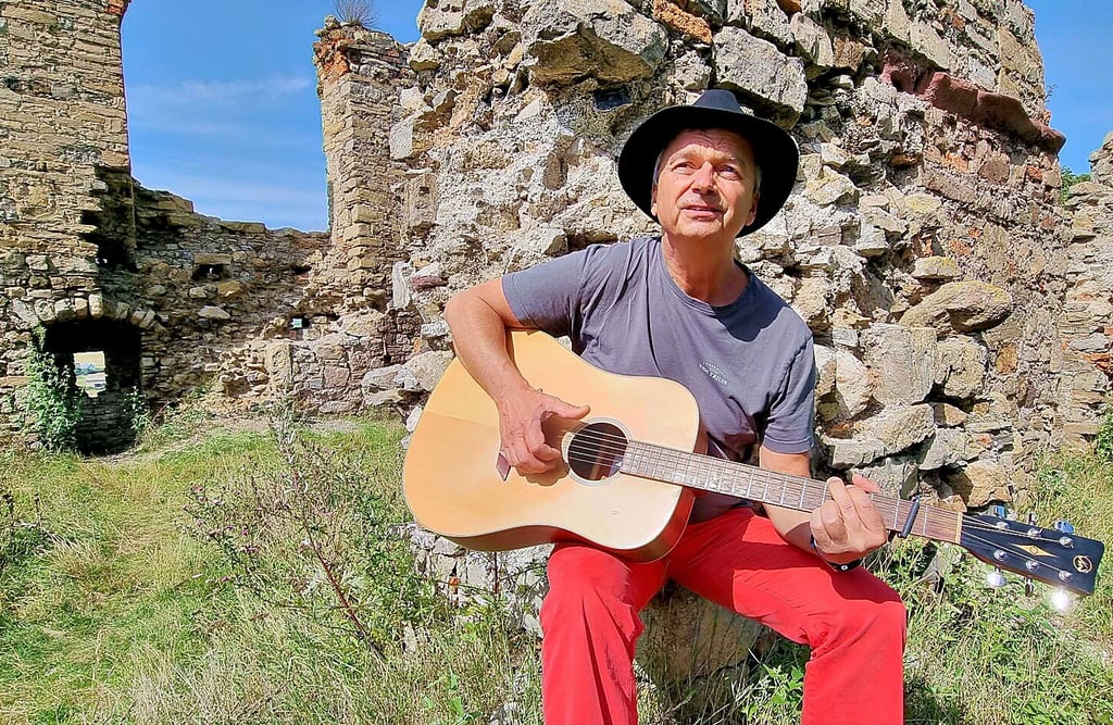 Michael Berndt hat an der Burg Arnstein für seine erste Videoproduktion Purzelbäume geschlagen. Es ist eine musikalische Liebeserklärung an seine neue Partnerin.