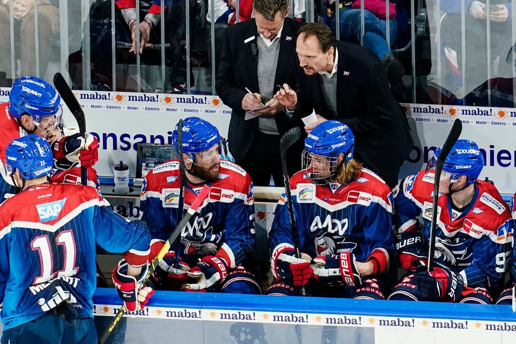 Mannheims Trainer Pavel Gross (r) spricht mit seinen Spielern.