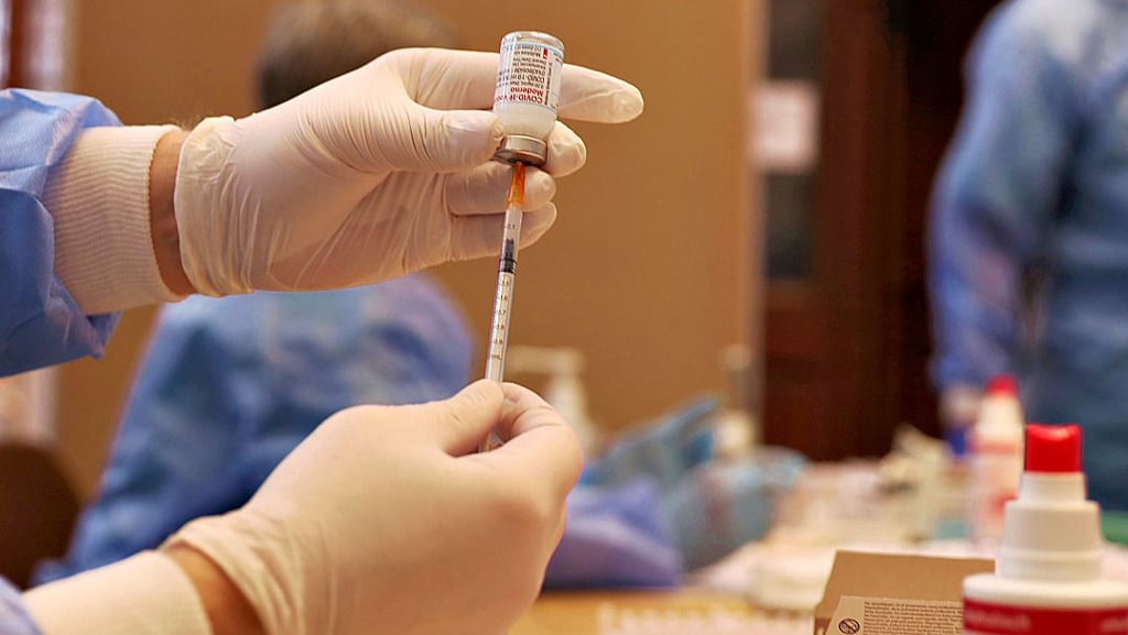 Die Spritze wird mit dem Impfstoff aufgezogen, hier bei der Corona-Impfaktion in der Katharinenkirche in Stendal. 