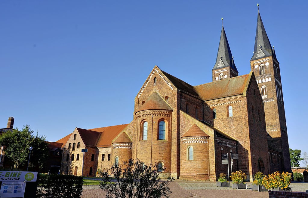 Das Kloster Jerichow gehört zu den überregional bekannten Sehenswürdigkeiten und hat einen besonderen Bezug zur Region, gab der Ort dem Landkreis doch auch seinen Namen.