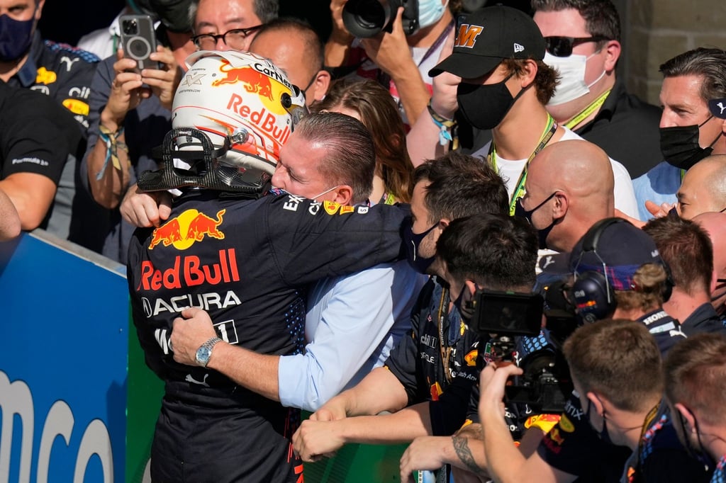 Max Verstappen (l) wird nach dem Sieg in den USA von seinem Vater Jos umarmt.