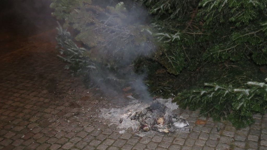 In Salzwedel hatte es eine Gruppe auf den Weihnachtsbaum im Stadtzentrum abgesehen. Die Unbekannten versuchten die Tanne anzuzünden, berichtet die Polizei.