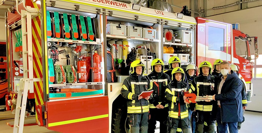 Symbolisch überreicht Bürgermeister Sven Hause den Kameraden der Freiwilligen Feuerwehr Schwarz den Schlüssel für das neue Löschgruppenfahrzeug.