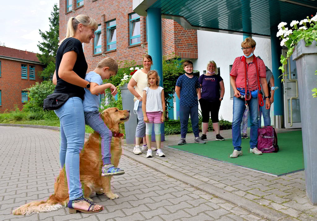 MIt Therapiehündin Ordri und spielerischen Aktionen mit Müttern und Kindern – wie hier im Sommer 2021 – wird der familiäre Zusammenhalt ganz bewusst und intensiv gestärkt.