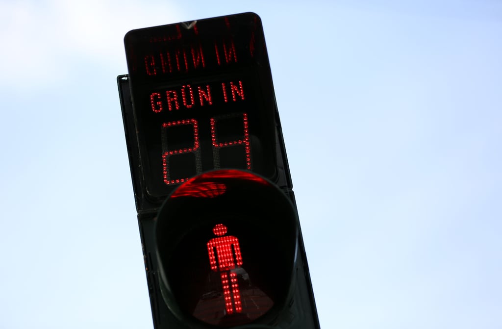 Eine Countdown-Ampel für Fußgänger, aufgenommen in der Innenstadt von Hamburg. So ähnlich könnte es auch in Magdeburg aussehen, wo in der Innenstadt die erste Zusatzanzeige installiert werden soll. Sie zeigt an, wie lange man noch warten muss.