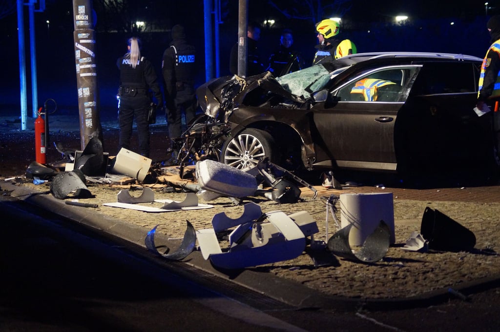 Bei der Kollision mit der Ampel zog sich der Fahrer schwere Verletzungen zu.