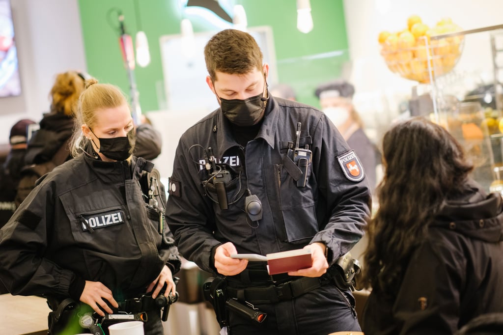 Polizei und Ordnungsämter führen überall Kontrollen wegen Verstößen gegen die Corona-Auflagen durch.