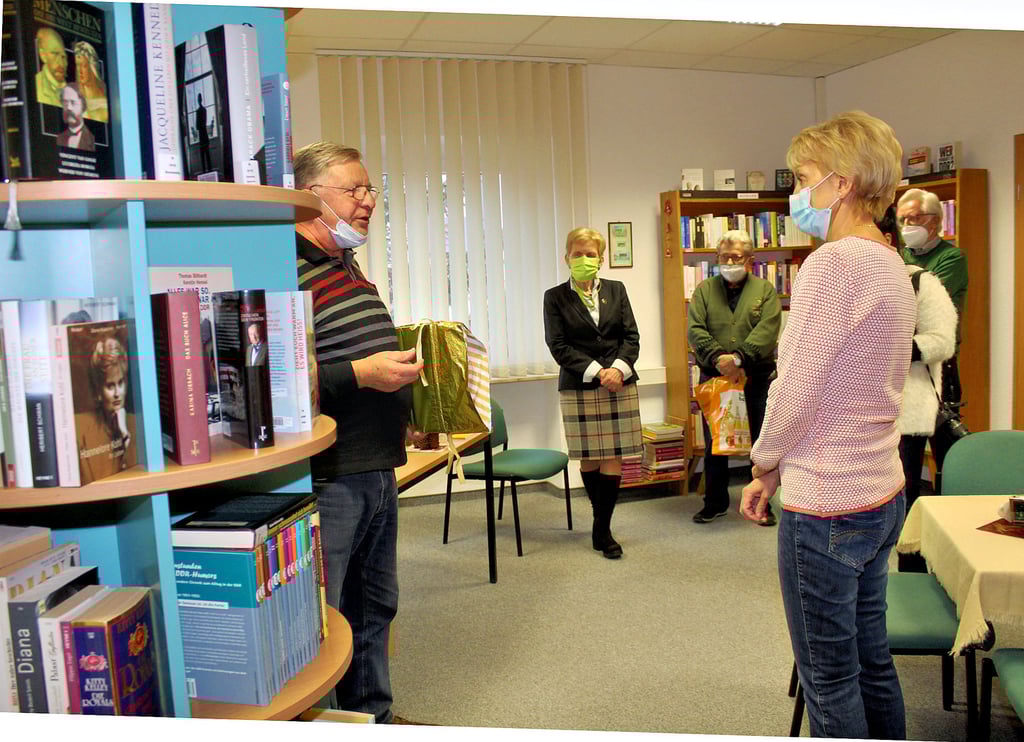 Maria Wendt (r.) konnte nach dem Umzug der Gemeindebibliothek wieder eröffnen. Seit sieben Jahren betreut sie die Bibliothek ehrenamtlich und mit viel Herzblut. Wolfgang Spill (l.) vom Irxleber Ortschaftsrat gehörte zu den Gratulanten.