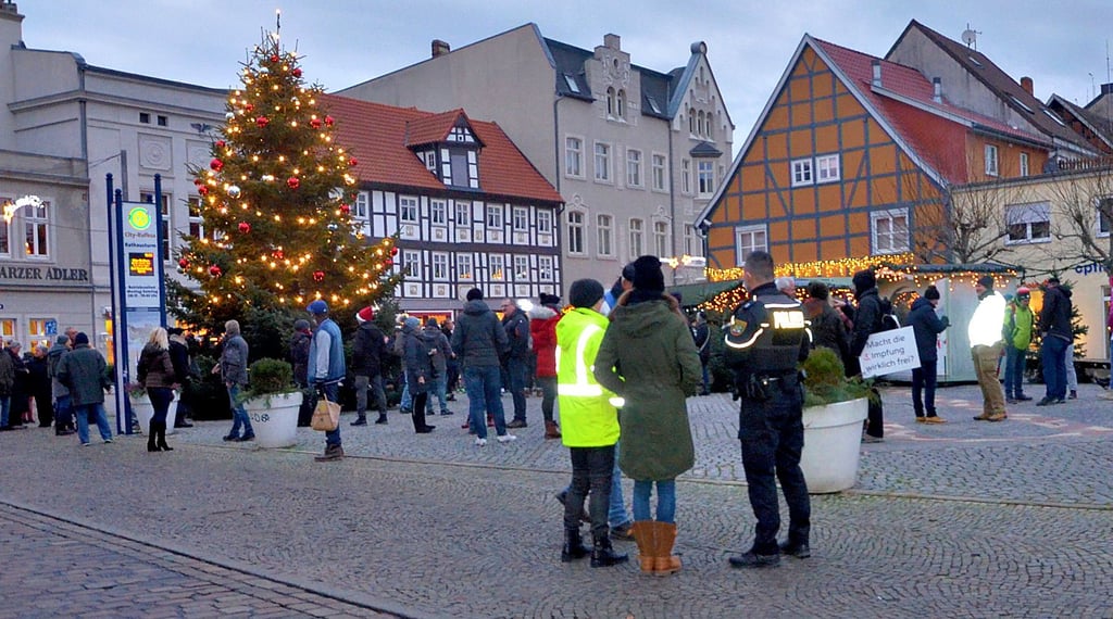 In Grüppchen standen die Teilnehmer auf dem Platz. Nur wenige hatten Transparente dabei.