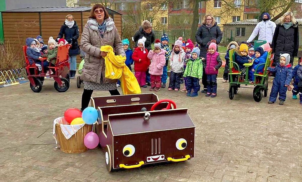 Dem Krippenbereich machte Heidi Lähns am Freitag noch ein schönes Abschiedsgeschenk: ein Spielzeugauto.