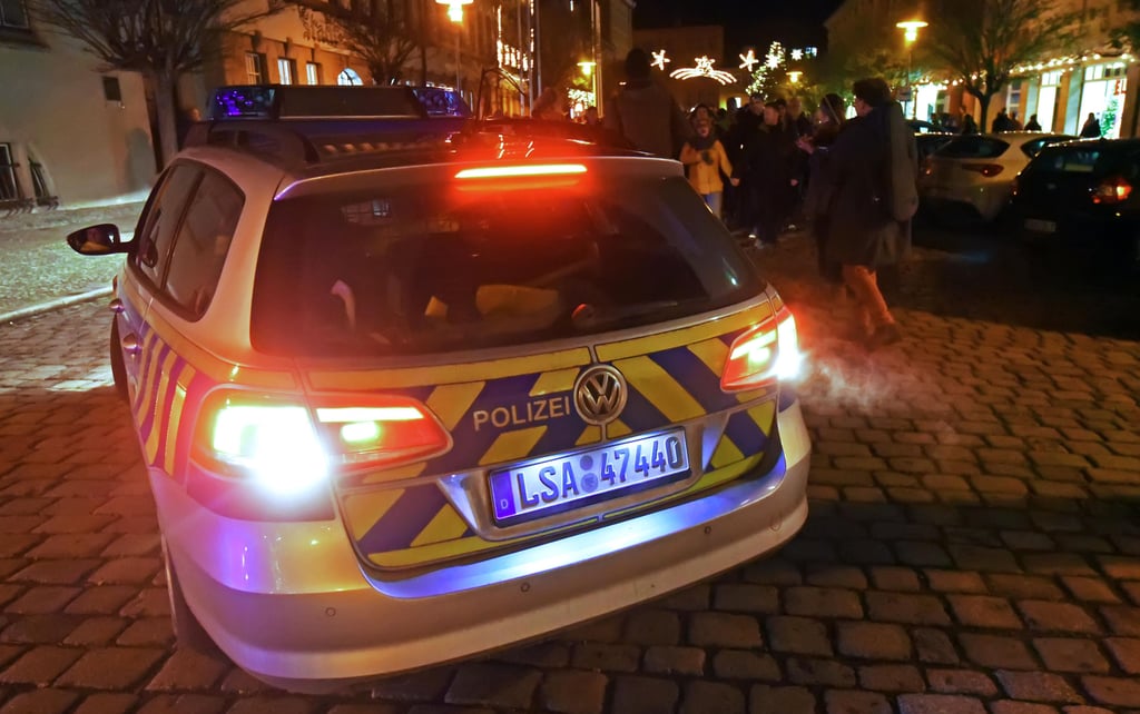 Der Demonstrationszug durch Aschersleben wurde von zwei Polizeifahrzeugen abgesichert.