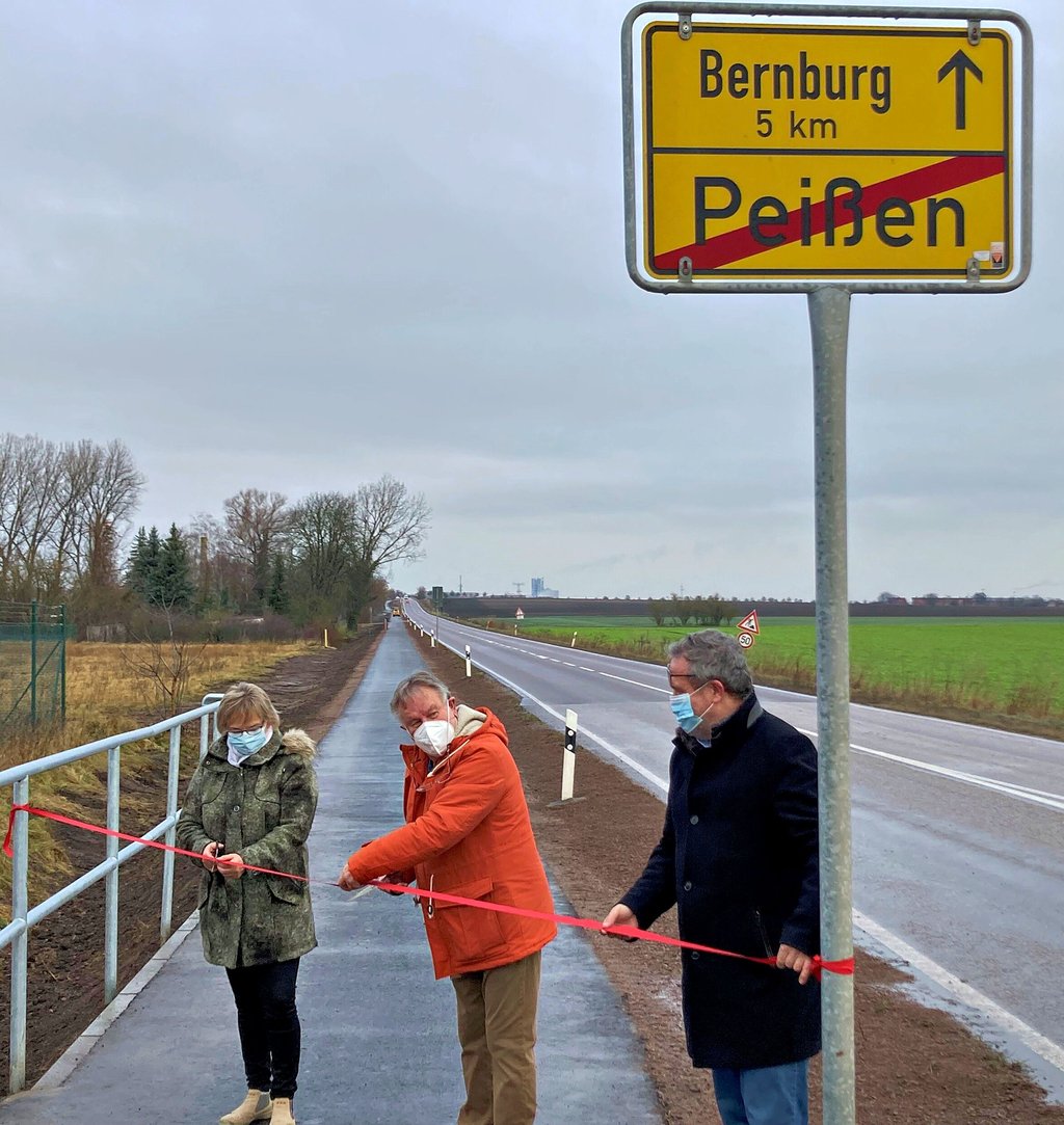 Die künftige Bernburger Oberbürgermeisterin Silvia Ristow (Die Linke), Peißens Ortsbürgermeister Karl-Heinz Groth (CDU) und Holger Dittrich, Dezernent für Stadtentwicklung, gaben am Montagvormittag mit einem symbolischen Scherenschnitt den neuen Radweg zwischen Peißen und Bernburg für den Verkehr frei.