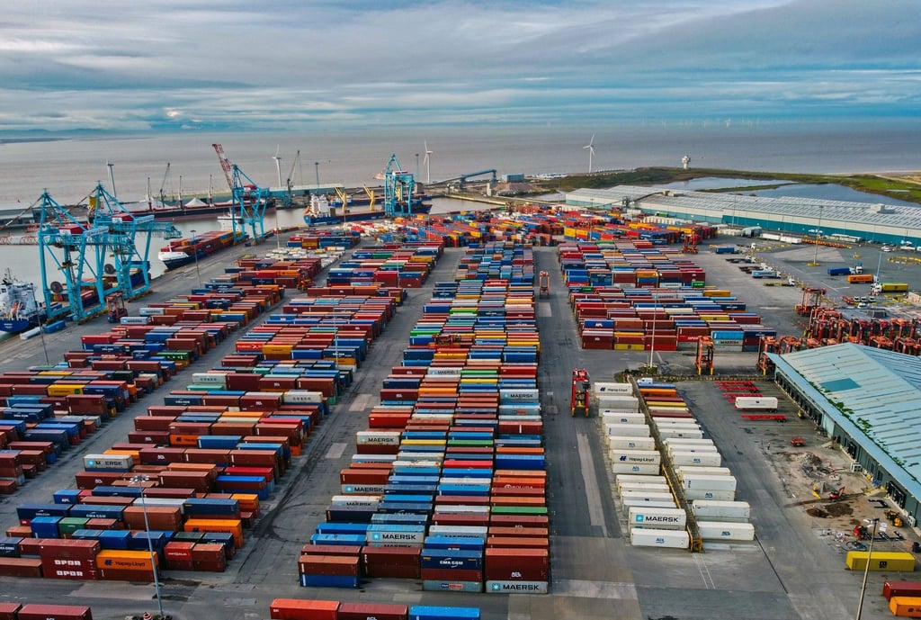 Blick auf Container im Hafen von Liverpool. Ein Jahr nach dem Brexit gibt es erneut Änderungen beim Export von Waren aus der EU nach Großbritannien.