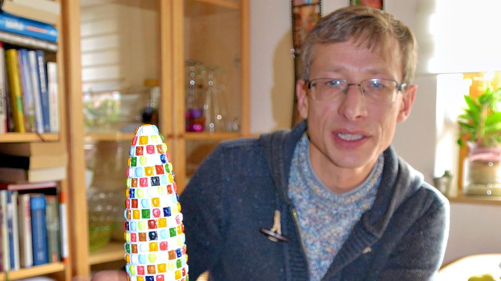 Der Langenweddinger Künstler Marcus Barwitzki mit dem Modell des Friedensmonuments.