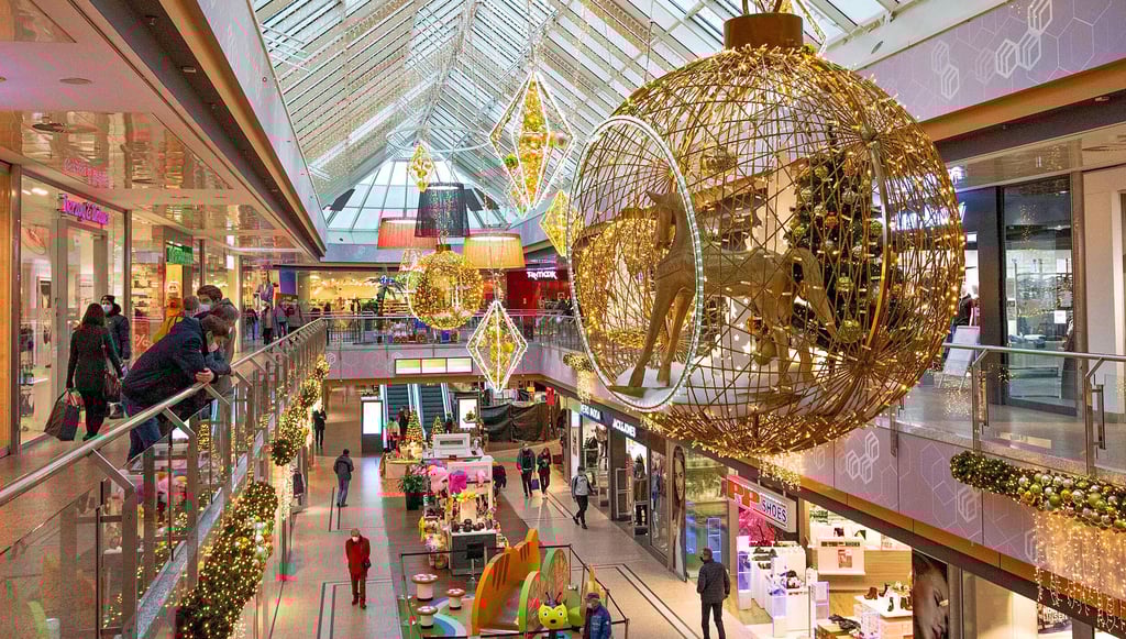 In der weihnachtlich geschmückten Ladenstraße vom Rathaus-Center waren am 3. Advent nahezu alle Geschäfte geöffnet.