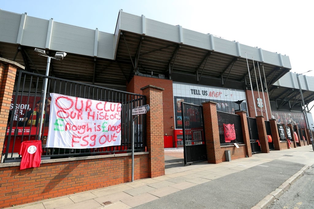 Mit Transparenten am Stadion an der Anfield Road protestierten Fans gegen die Teilnahme des FC Liverpool an der Super League.