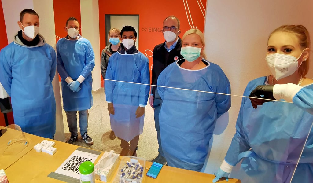 Das Team der seit gestern eingerichteten Corona-Schnelltest-Station im Verwaltungsgebäude der Glasmanufaktur Derenburg mit (von links) Stationsbetreiber Florian Braune, den Mitarbeitern Pascal Sprenger, Janique Görtz, Sony Manhobra, Glasmanufaktur-Betriebsleiter Otto Sievers, Jana Nilson und Perla Seitz.