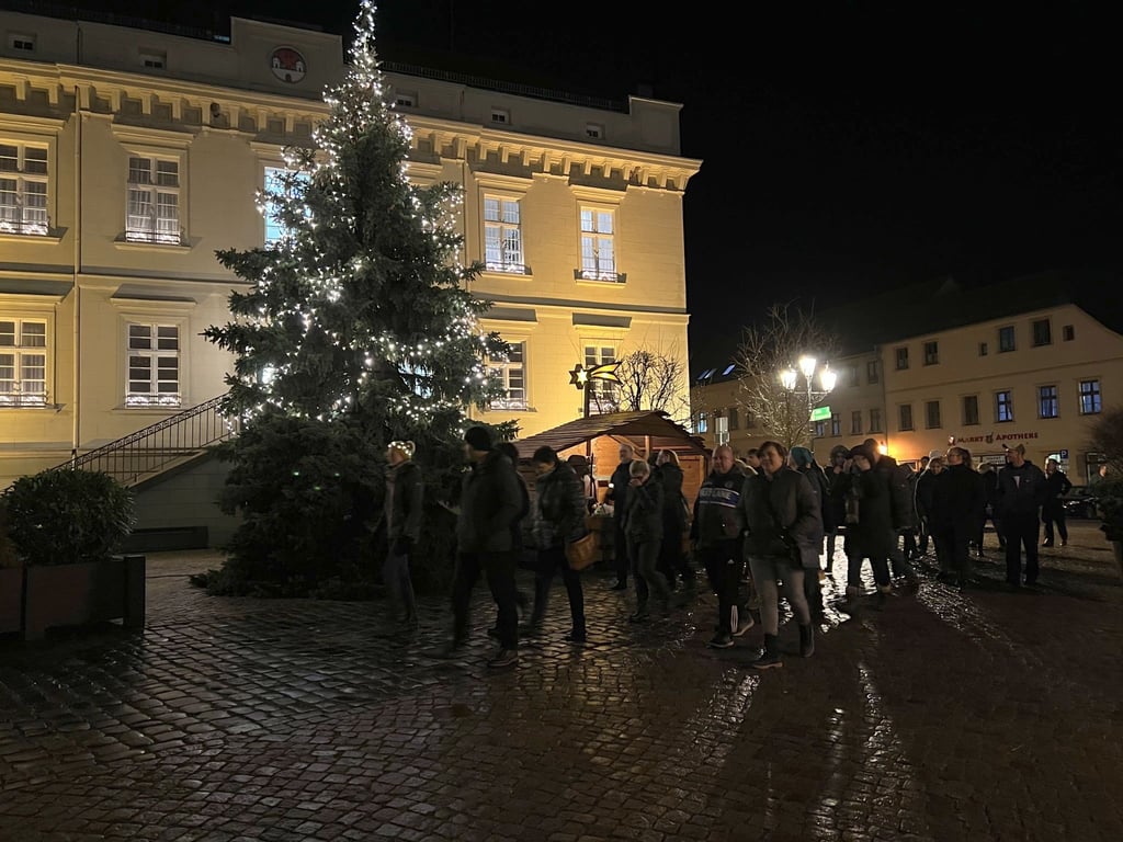 Rund 120 Teilnehmer eines Spaziergangs "für Freiheit, Grundrechte und die Zukunft unserer (Enkel-)Kinder" liefen am 13. Dezember 2021 durch die Havelberger Innenstadt.