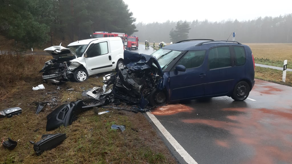Die Fahrzeuge sind bei dem Unfall stark beschädigt worden.