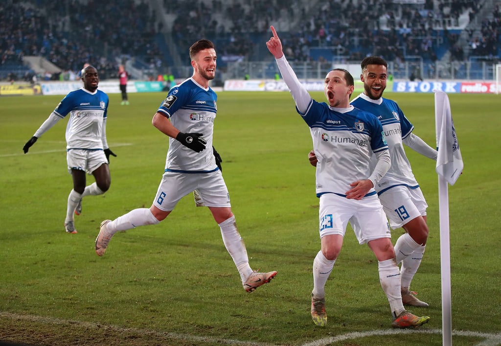 Baris Atik (2. v. r.) eröffnete mit seinem Siegtreffer in der Schlussminute die Feierlichkeiten an der Eckfahne. Nach Leon Bell Bell (r.), Adrian Malachowski (2. v. l.) und Amara Condé (l.) kam auch der Rest der Mannschaft zum Jubeln.