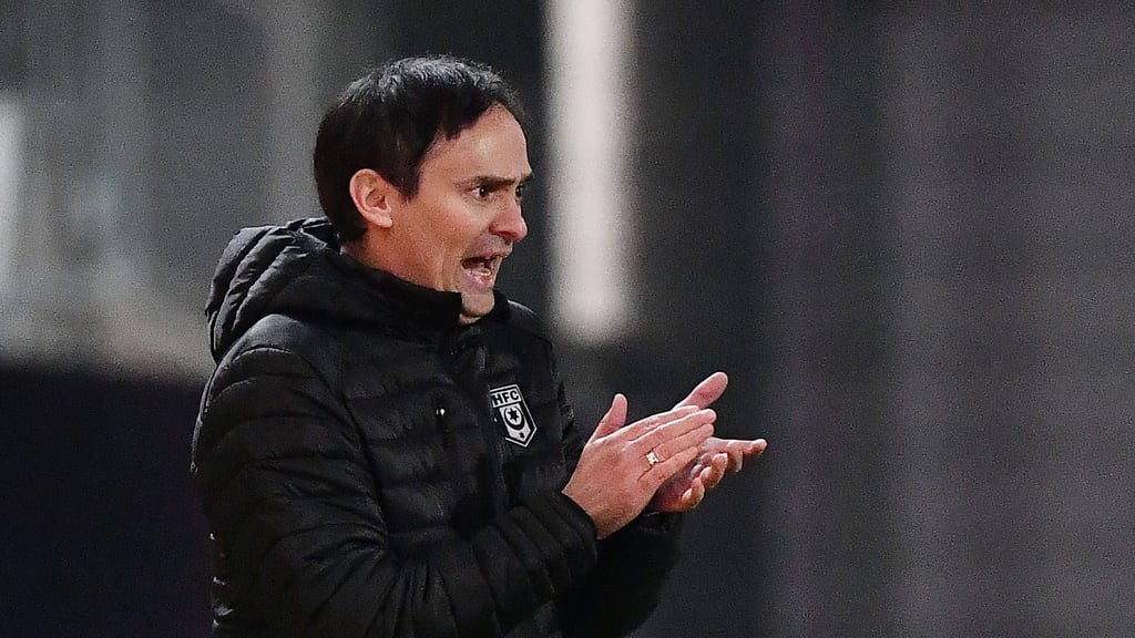 HFC-Trainer Florian Schnorrenberg feuert sein Team beim Spiel in Wiesbaden an.