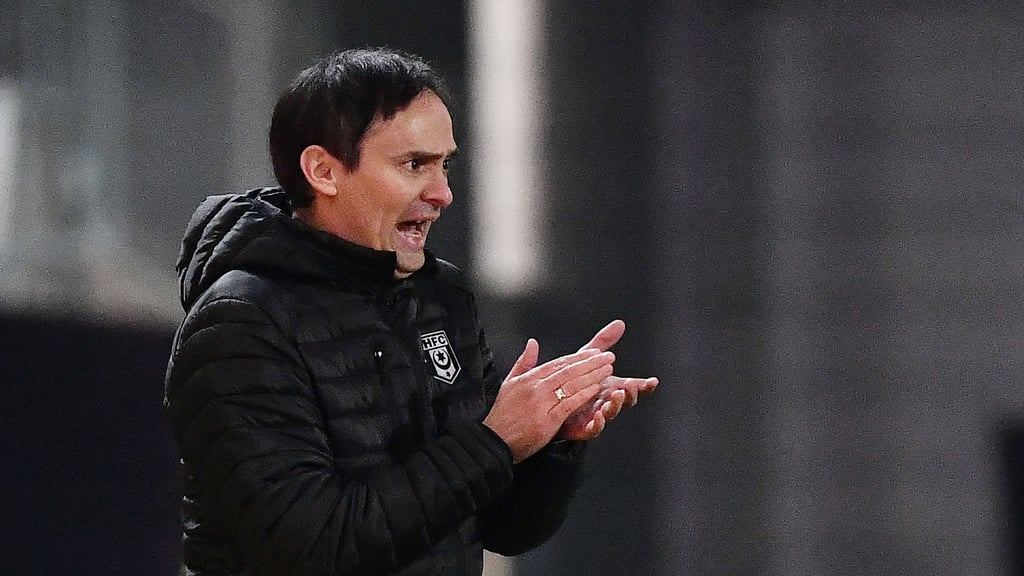 HFC-Trainer Florian Schnorrenberg feuert sein Team beim Spiel in Wiesbaden an.