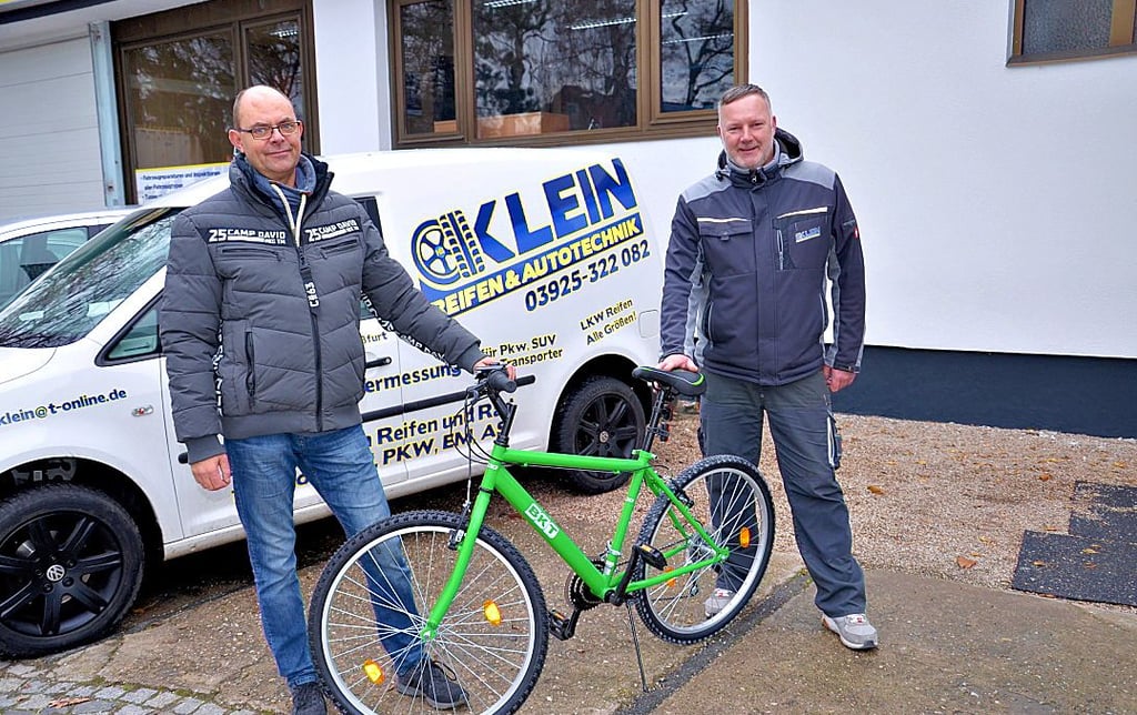 Die Adventskalender-Aktion des Gewerbevereins läuft derweil noch. Danny Tacke (links) ist der glückliche Gewinner eines Mountainbikes, welches er vom Sponsor Henrik Klein abholte.