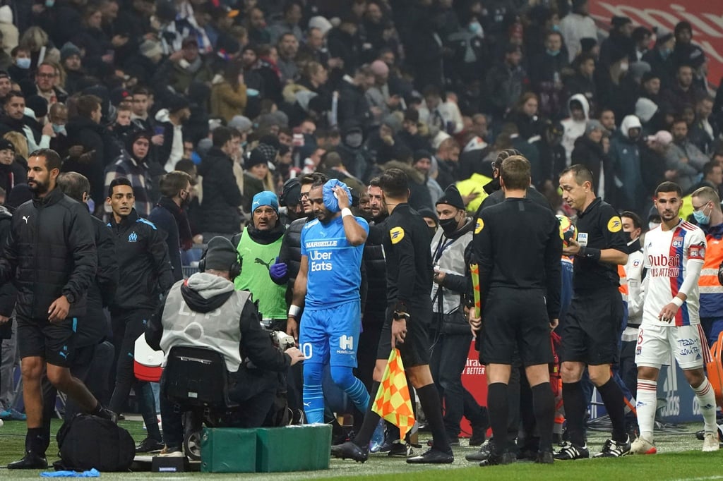 Marseilles verletzter Dimitri Payet (M) wird vom Feld geführt, nachdem er von einer vollen Wasserflasche getroffen wurde.