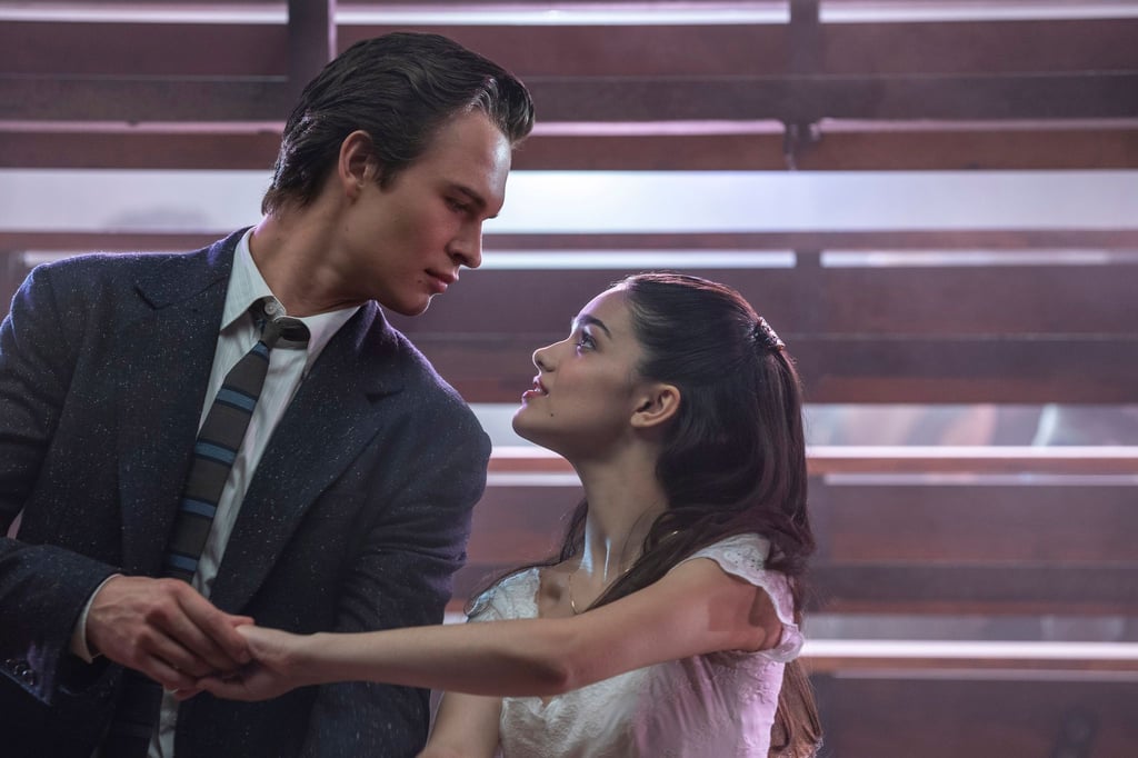 Ansel Elgort (l) als Tony and Rachel Zegler (Maria) in einer Szene des Films „West Side Story“.