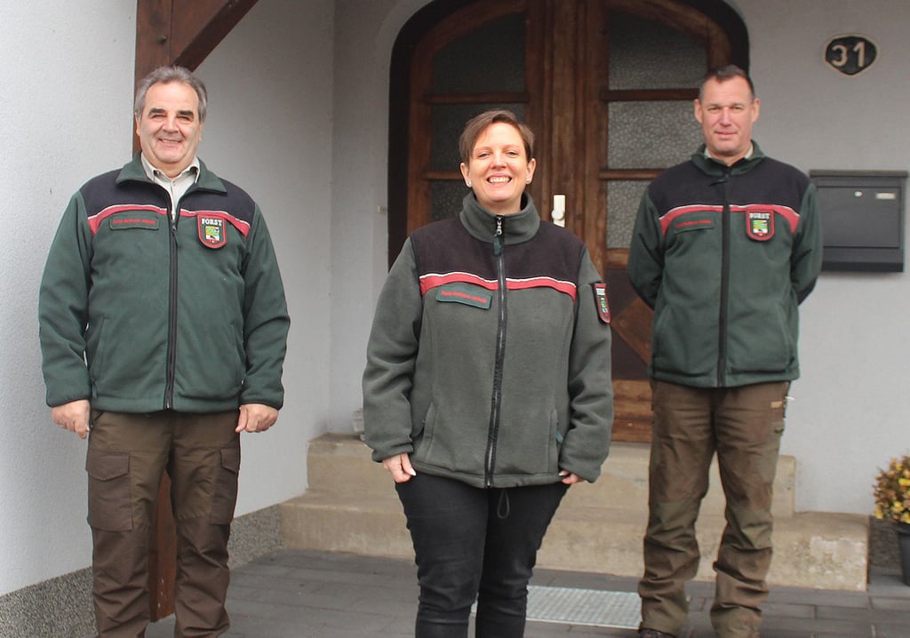 Die Revierförsterei Flechtingen wird künftig von Wegenstedt aus betreut. Jana Brestrich hat in ihrem Wohnhaus ein Büro eingerichtet, von dem aus sie arbeiten kann. Volkmar Schliephake (links) und Thomas Roßbach unterstützen sie in der ersten Zeit ihrer Einarbeitung noch tatkräftig.