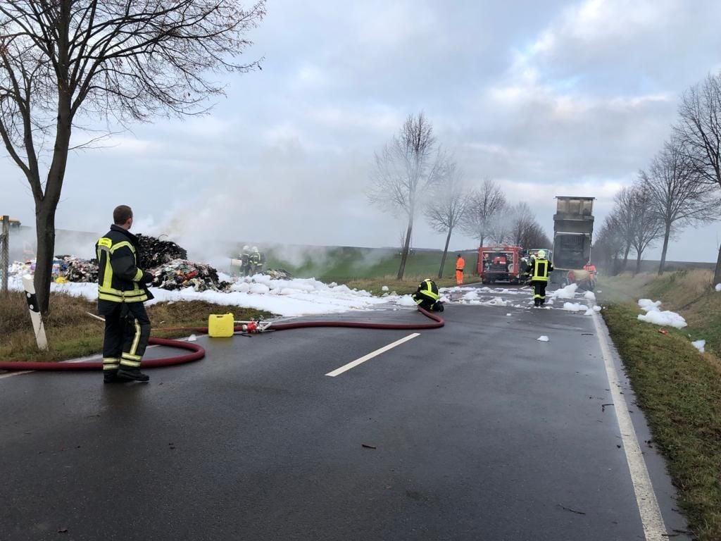 Feuerwehreinsatz bei Etgersleben. Auf der Ladefläche eines Müllfahrzeuges war ein Brand ausgebrochen. Der Fahrer reagierte geistesgegenwärtig.