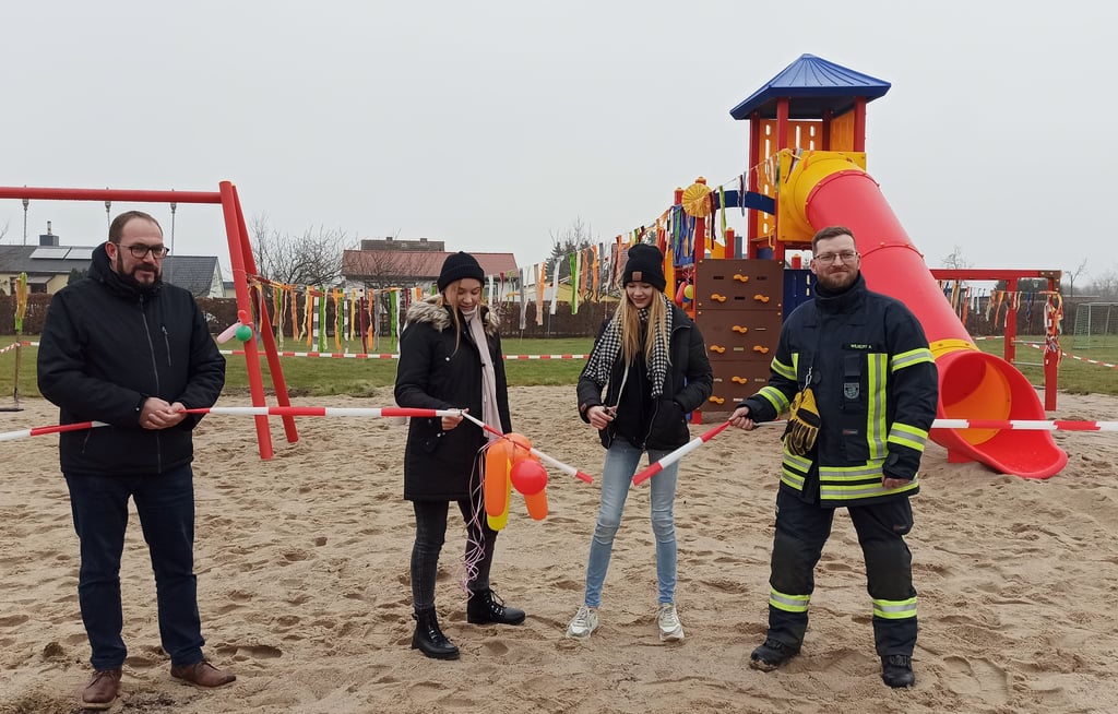 Kay Gericke, die Schülerinnen Nelly und Annabelle und Andreas Wilhelmy bei der Freigabe des Spielplatzes in Königsborn.