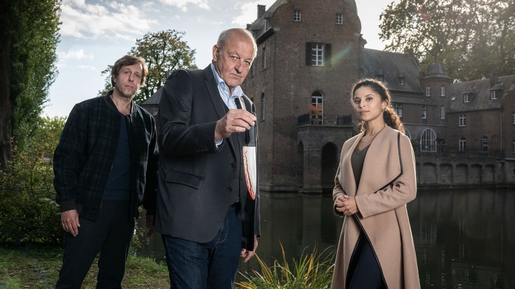 Dr. Tessa Tilker (Patricia Meeden, r) mit Wilsberg (Leonard Lansink) und Ekki (Oliver Korittke).