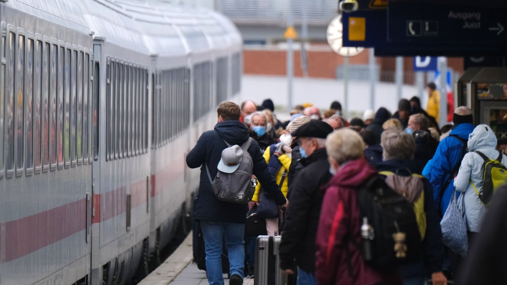 Wer einen Trip an die Ostsee plant, kann diesen in Stendal und Magdeburg nun ganzjährig mit dem IC umsetzen. Foto: Markus Hibbeler/ dpa