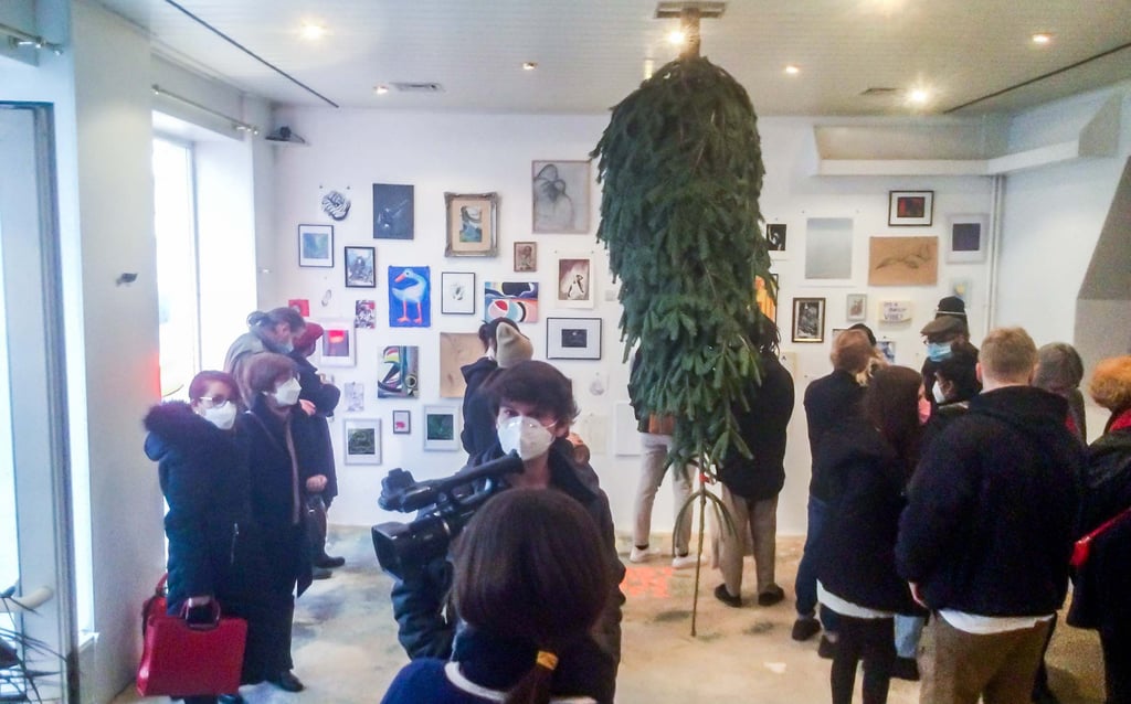 Mit einer Weihnachtsvernissage und hängendem Weihnachtsbaum wurde das Café Schillig am Samstag eröffnet.