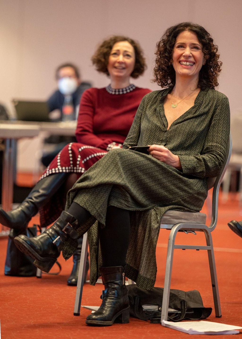 Spitzenkandidatin Bettina Jarasch (r) und die scheidende Wirtschaftssenatorin Ramona Pop beim Parteitag der Berliner Grünen.