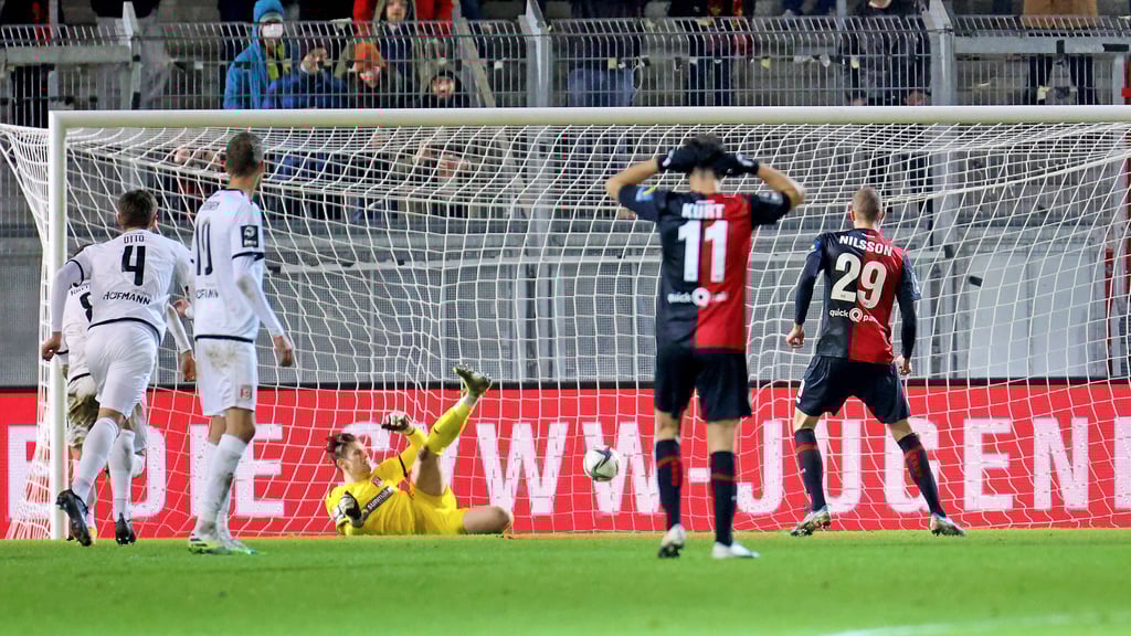 Gustav Nilsson verwandelt den Elfmeter für Wiesbaden zum 2:1 gegen den HFC.