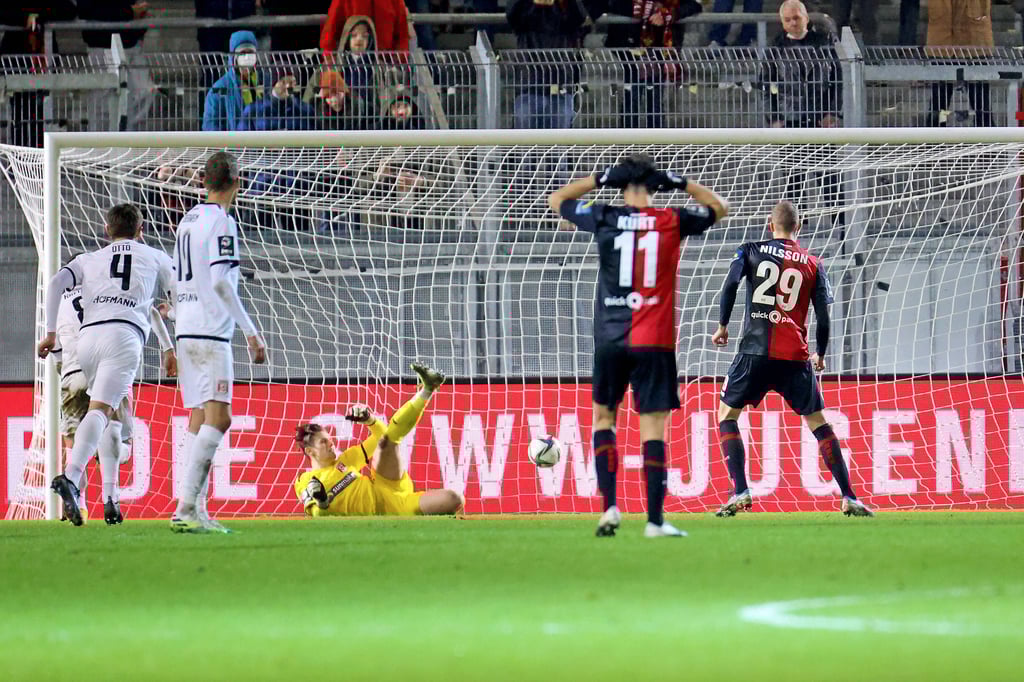 Gustav Nilsson verwandelt den Elfmeter für Wiesbaden zum 2:1 gegen den HFC.