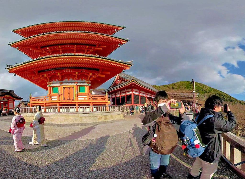 Ein Tempel in Japan ist eines der Ziele der virtuellen Reisen, die dank der jetzt für eine Auszeichnung ausgewählten Software Remmy VR unternommen werden können.