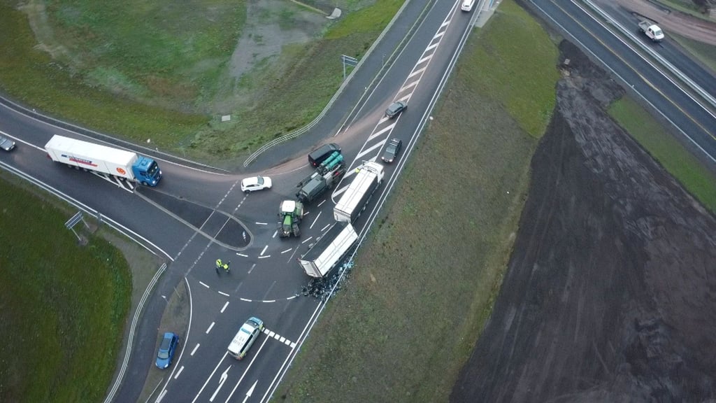 Nach ersten Angaben der Polizei fuhr der Fahrer eines Traktorgespanns von Vahldorf kommend in Richtung Wedringen. An einer abbiegenden Hauptstraße steuerte er den Trekker geradeaus, ohne dabei einen von rechts kommenden Lkw zu beachten.