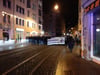 Gegendemonstranten blockieren am Montagabend den Zug der "Bewegung Halle" in der Altstadt.