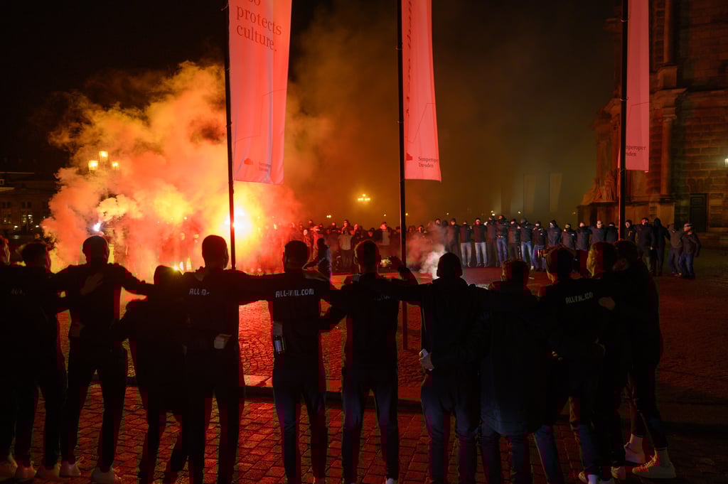 Mannschaft und Fans von Dynamo Dresden feierten gemeinsam, den Müll ließen sie anschließend liegen, ärgert sich die Polizei.