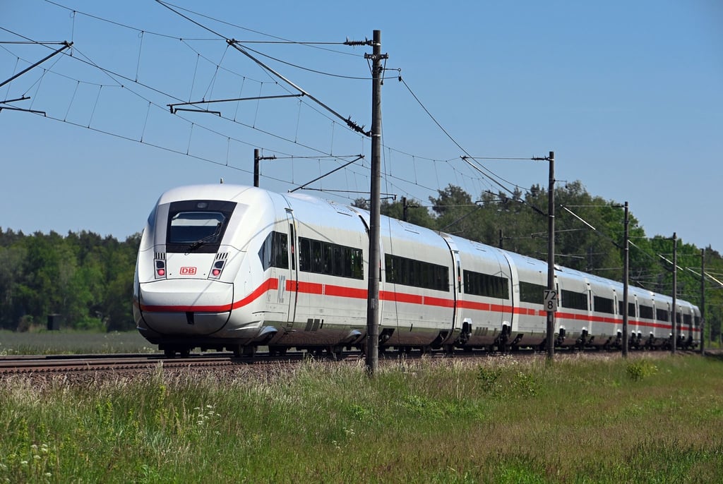 Ein Intercity vom Typ ICE 4 fährt nahe der Stadt aus Hamburg kommend in Richtung Berlin.