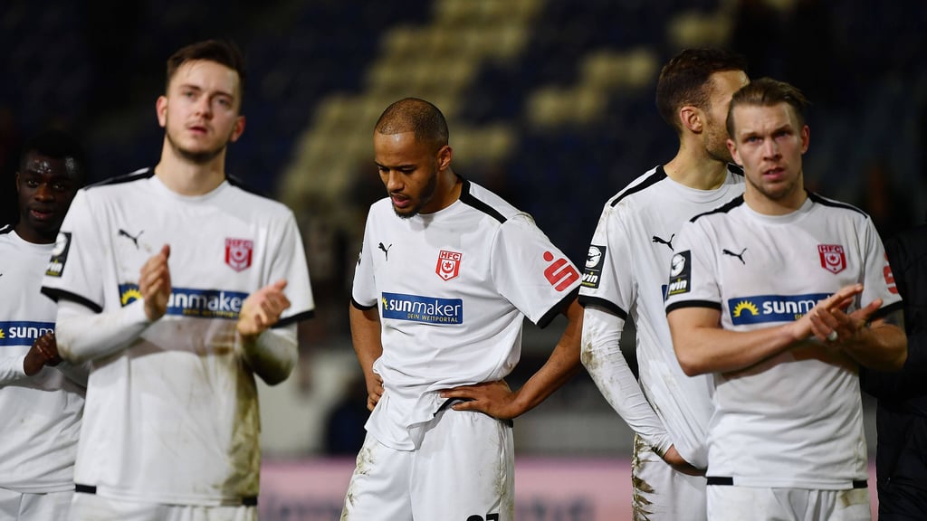Riesige Enttäuschung bei den HFC-Spieler nach der 1:2-Niederlage in Wiesbaden.