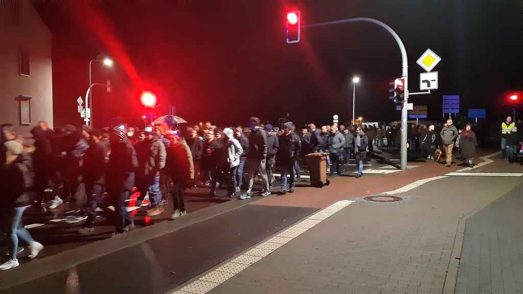 Der zahlenmäßig größer gewordene Demonstrationszug durch Genthin biegt in die Werderstraße ein.